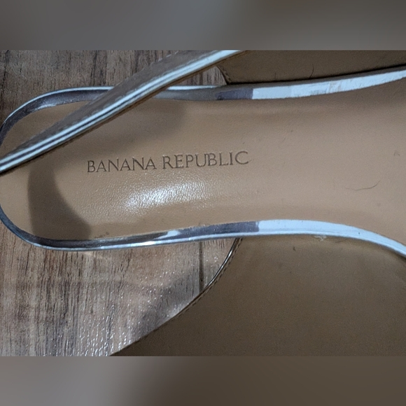 Banana Republic Women's Silver Slingback Pointed Toe Flats - Size 6.5 - Picture 4 of 5